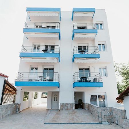 Blue And White Luxury Suites Nea Kallikrateia Exterior photo