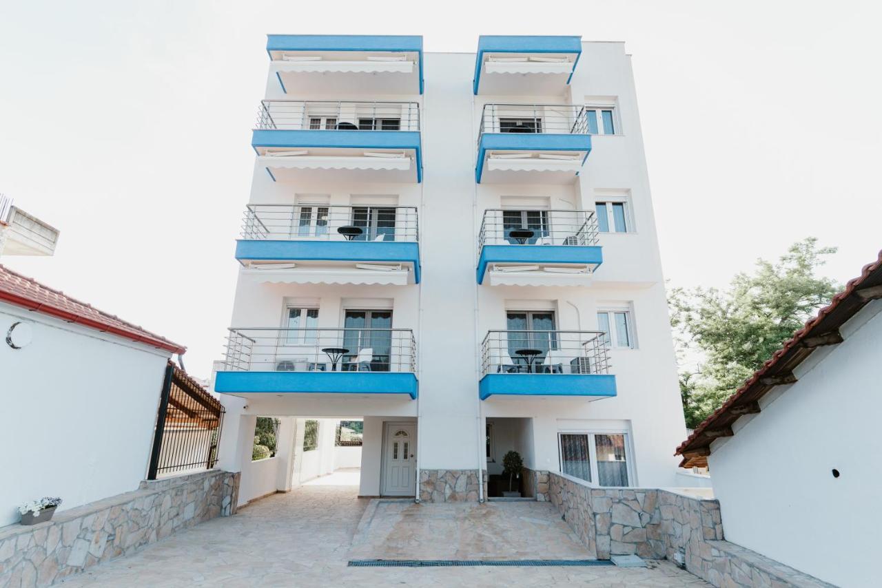 Blue And White Luxury Suites Nea Kallikrateia Exterior photo